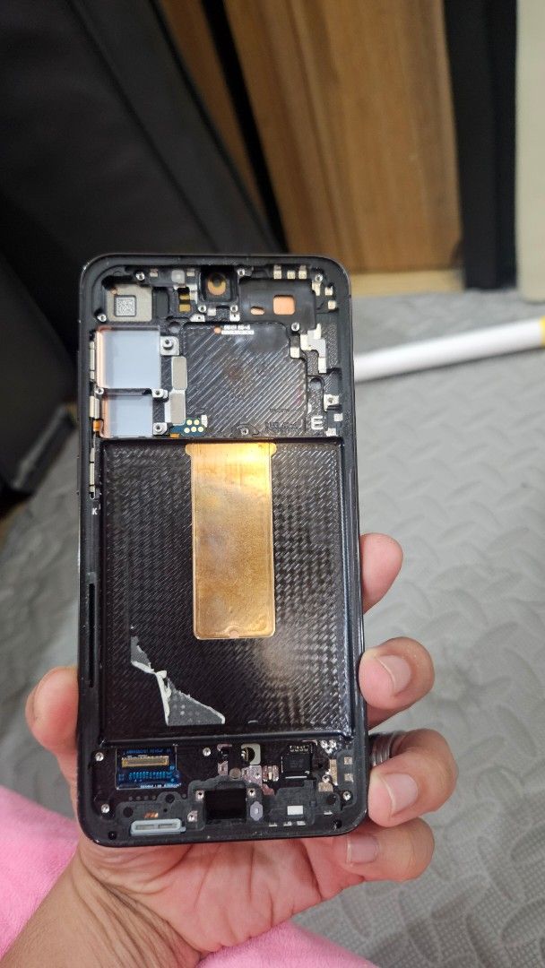 SAMSUNG S23+ Original AMOLED LCD (Category: Other Mobile & Gadget Accessories) located in Manila. Submitted by johnvincen71971 (Listing ID 1444444793, Image 3). Description: Original AMOLED LCD ng ghost touch but with lines perfect for technician and replacement para mapagana lang muna yung S23+ ninyo. Pref pickup sa house via lalamove or meetup lang SM SJDM or EB Town. Thanks..
