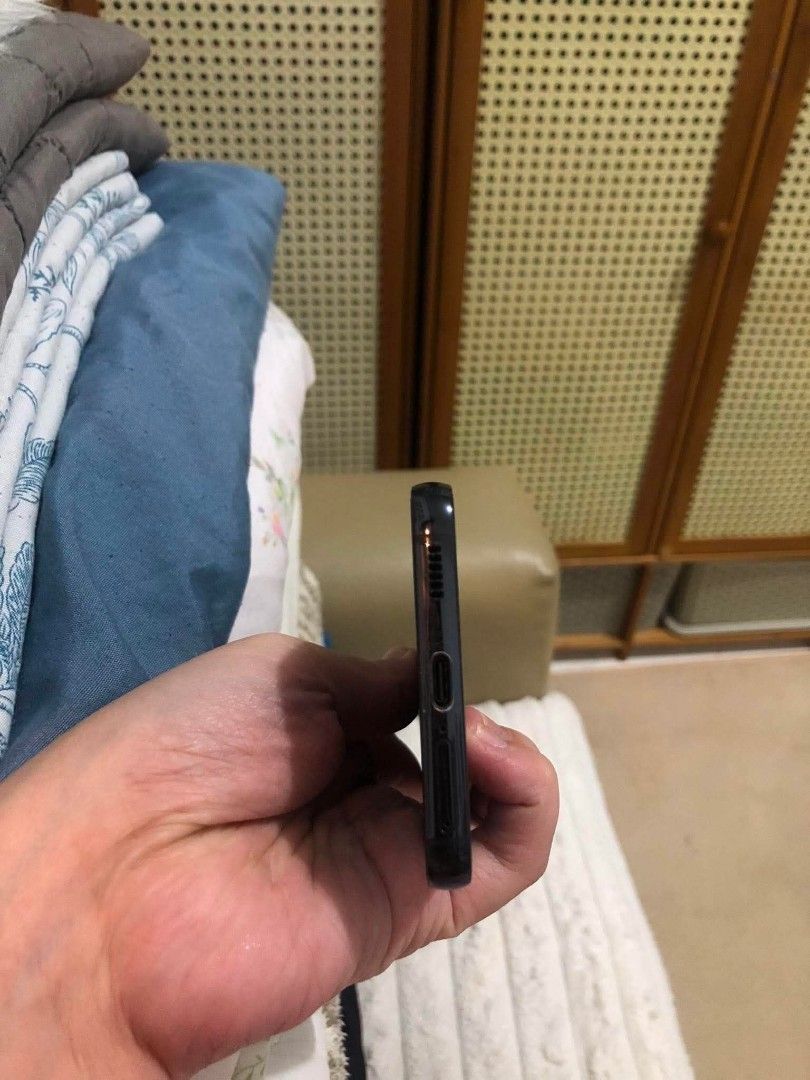 Samung s22 5g (Category: Samsung) located in Manila. Submitted by brightfire-0307 (Listing ID 1444371807, Image 3). Description: Samsung s22 5g 128gb Black No issue Makinis Slightly nego. Location: QC Pag malapit free delivery. Inclusions: Charger Case.