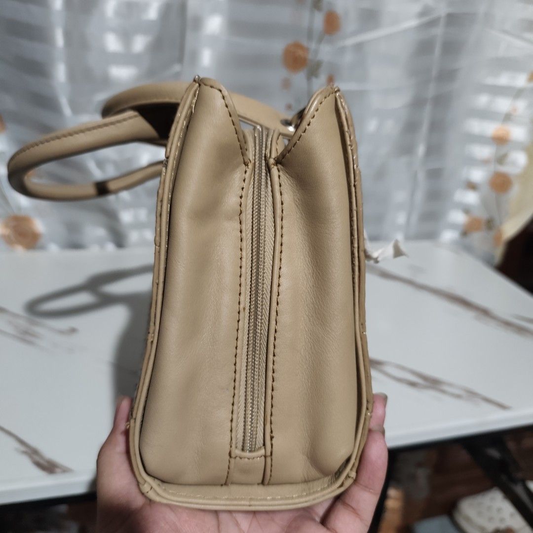 Sanpo Genuine Ostrich Skin Patchwork Shoulder Bag (Category: Shoulder Bags) located in Binalonan. Submitted by jarnimzurccc (Listing ID 1444433209, Image 3). Description: JAPAN sourced! 🌸✨ Nylon inner lining. NO tarnish silver hardwares. In very good condition. Dimensions Height: 7 inches Length: 11 inches Width: 4.5 inches.