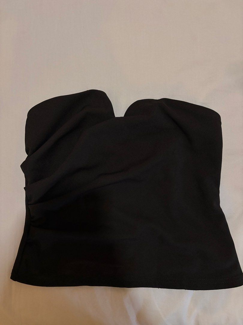SHEIN black tube top (Category: Blouses) located in Manila. Submitted by tamia444_ (Listing ID 1444311579, Image 3). Description: USED ONCE.