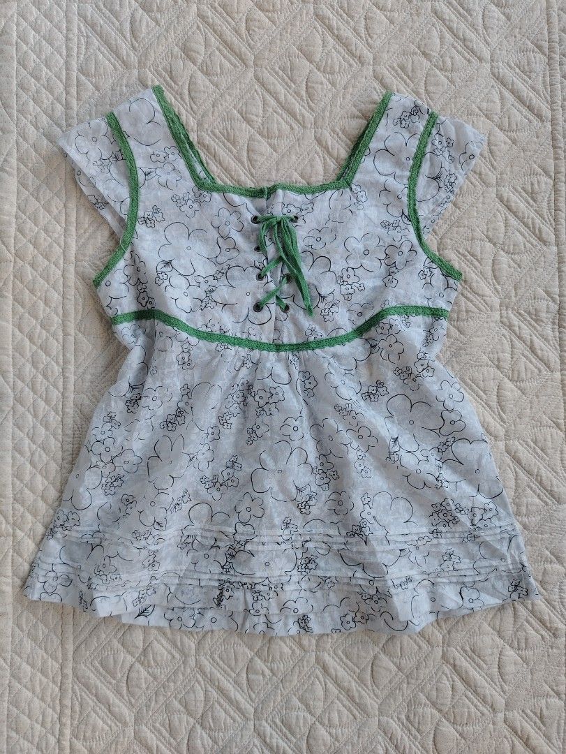 Shojou summer floral green blouse (Category: Sleeveless) located in Panabo. Submitted by _elfiethreads (Listing ID 1444337310, Image 1). Description: XS no flaws.