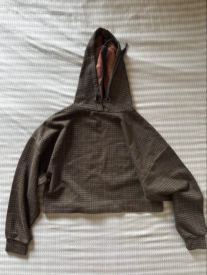 Stradivarius Plaid Cropped Hoodie (Category: Coats, Jackets and Outerwear) located in Taguig. Submitted by idekman (Listing ID 1444340292, Image 1). Description: Measurements: Length - 17 in Shoulders - 23.5 in Pit to shoulders - 9.5 in Sleeve - 17.5.