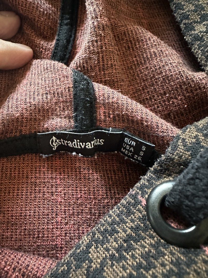 Stradivarius Plaid Cropped Hoodie (Category: Coats, Jackets and Outerwear) located in Taguig. Submitted by idekman (Listing ID 1444340292, Image 3). Description: Measurements: Length - 17 in Shoulders - 23.5 in Pit to shoulders - 9.5 in Sleeve - 17.5.