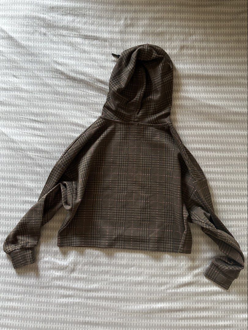 Stradivarius Plaid Cropped Hoodie (Category: Coats, Jackets and Outerwear) located in Taguig. Submitted by idekman (Listing ID 1444340292, Image 2). Description: Measurements: Length - 17 in Shoulders - 23.5 in Pit to shoulders - 9.5 in Sleeve - 17.5.