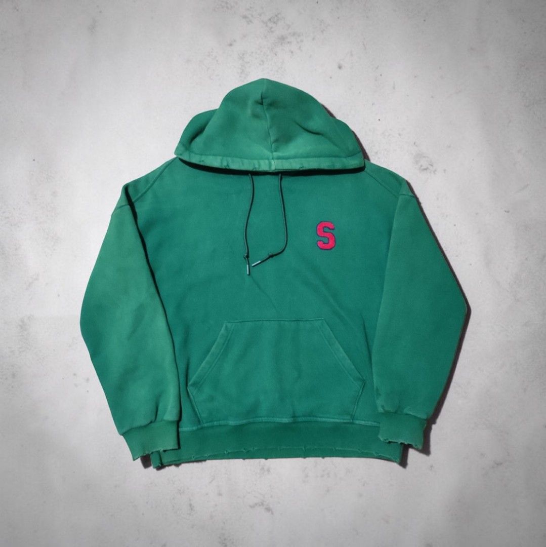 Stussy carpet hoodie (Category: Hoodies) located in Quezon City. Submitted by schorer (Listing ID 1444440005, Image 1). Description: Distressed Stussy hoodie 25x25.5 measurements Issue: cut/replaced tags.