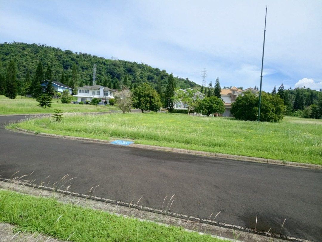451 sqm Tagaytay Midlands Veranda (Category: Lot) located in Manila. Submitted by galeclosetfinds (Listing ID 1444335774, Image 3). Description: FOR SALE: Residential Lot in Tagaytay Midlands Veranda 📍 Tagaytay Midlands Veranda 📐 Lot Area: 451 sqm 📄 Clean Title Own a prime residential lot in the exclusive Veranda community of Tagaytay Midlands. Enjoy the cool Tagaytay climate, peaceful surroundings, and the opportunity to build your dream vaca