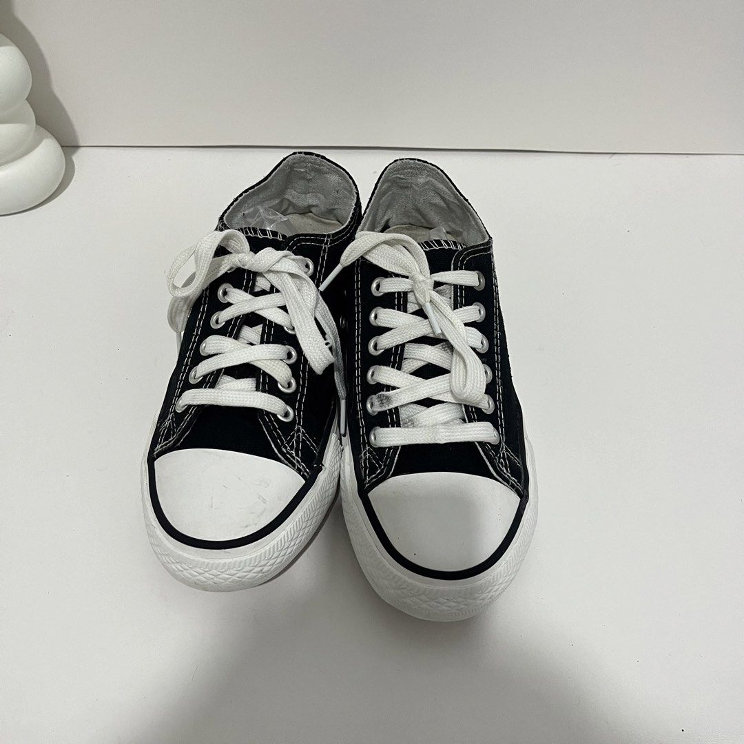 Sneaker (Category: Sneakers) located in Malabon City. Submitted by aven25 (Listing ID 1444473477, Image 2). Description: Size: 37 No issue Good Condition RFS: Decluttering. .