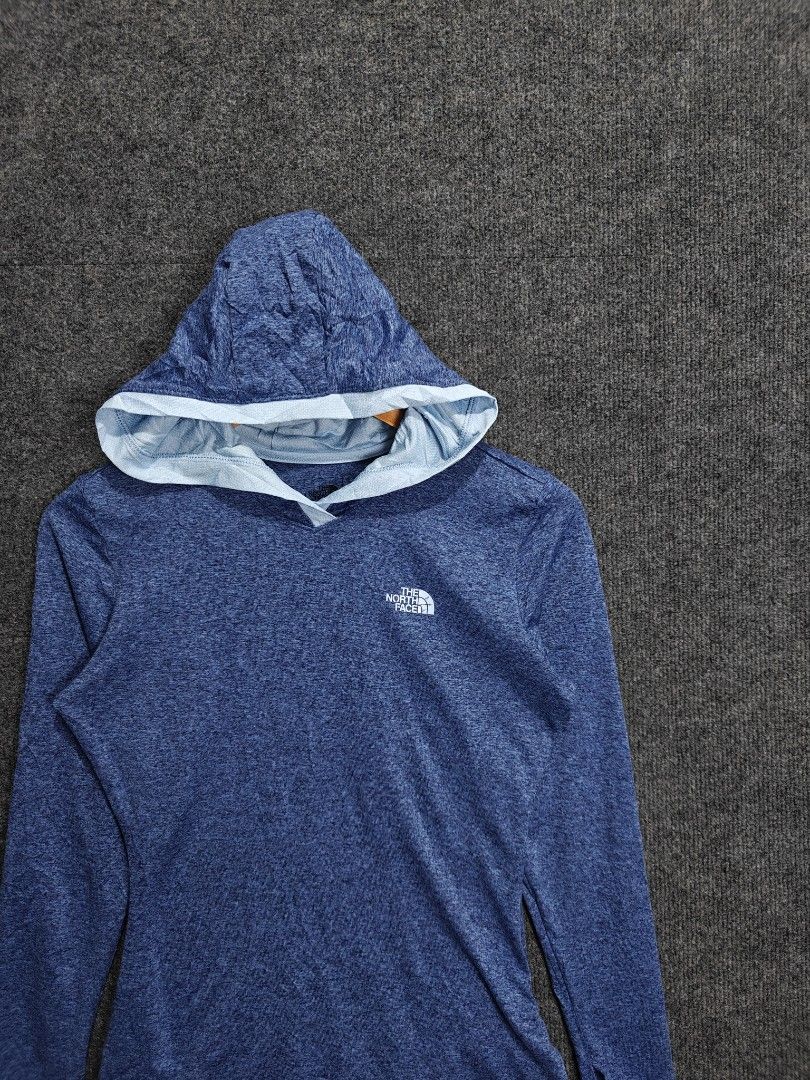 Clearance Sale ❗The North Face Blue Hoodie (Category: Activewear) located in Alaminos. Submitted by epargne (Listing ID 1444312618, Image 2). Description: Condition: Vgood ! Color rate: 10/10 Size: Small Measurement: ⬇️⬇️⬇️ Length' 24 'Width' 17.5 Issue: Like new condition, kaso nagka minor issue sa logo bagong bago pa to see last photo hardly noticeable when worn.