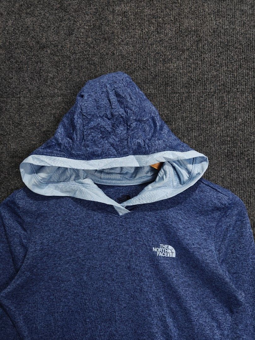Clearance Sale ❗The North Face Blue Hoodie (Category: Activewear) located in Alaminos. Submitted by epargne (Listing ID 1444312618, Image 3). Description: Condition: Vgood ! Color rate: 10/10 Size: Small Measurement: ⬇️⬇️⬇️ Length' 24 'Width' 17.5 Issue: Like new condition, kaso nagka minor issue sa logo bagong bago pa to see last photo hardly noticeable when worn.