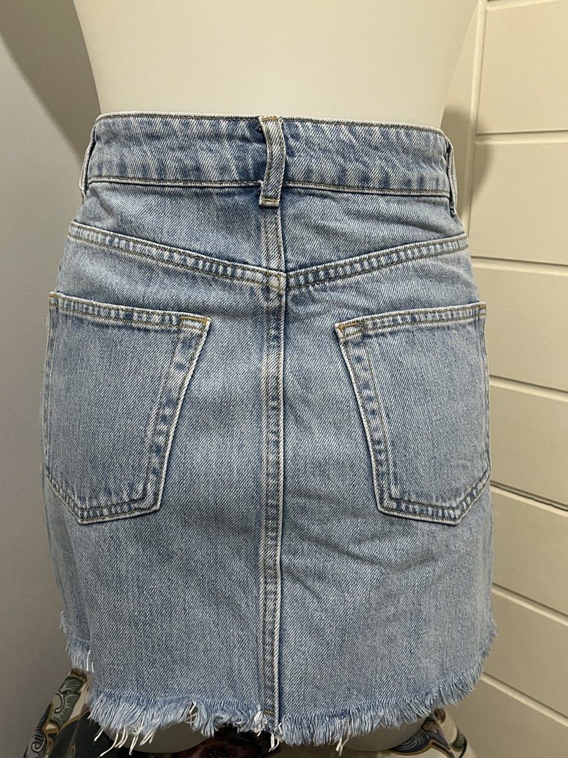 TOPSHOP Denim skirt (Category: Skirts) located in Atimonan. Submitted by her_finds (Listing ID 1444426240, Image 2). Description: Used once Super hard denim No flaws Ready to wear Size 26 in medida .
