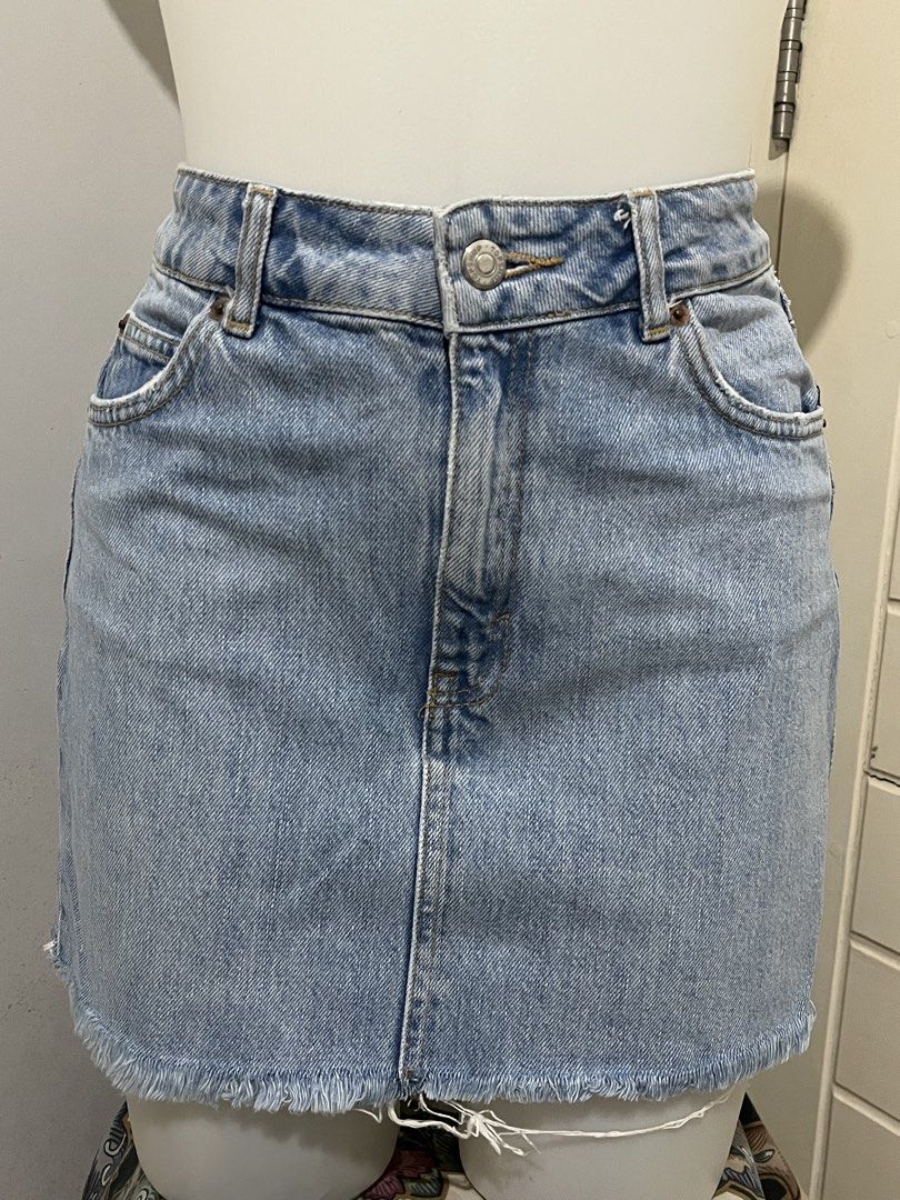 TOPSHOP Denim skirt (Category: Skirts) located in Atimonan. Submitted by her_finds (Listing ID 1444426240, Image 1). Description: Used once Super hard denim No flaws Ready to wear Size 26 in medida .