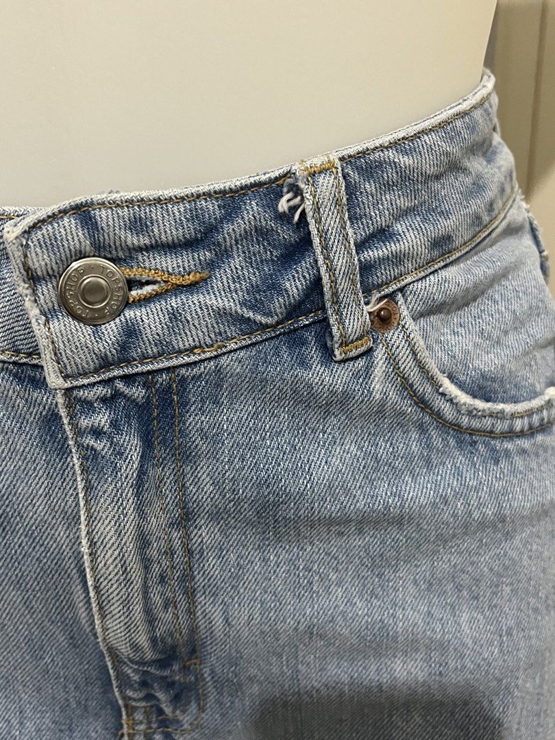TOPSHOP Denim skirt (Category: Skirts) located in Atimonan. Submitted by her_finds (Listing ID 1444426240, Image 3). Description: Used once Super hard denim No flaws Ready to wear Size 26 in medida .
