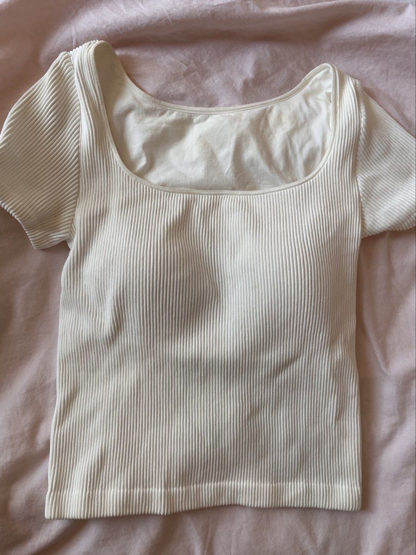 Uniqlo White Square Neck Ribbed Top (Category: Shirts) located in Muntinlupa City. Submitted by bigpapashrimp (Listing ID 1444345711, Image 3). Description: Xs-s best fit! w built in bra So easy to style Worn once only negotiable RFS: don't use often like aritzia.