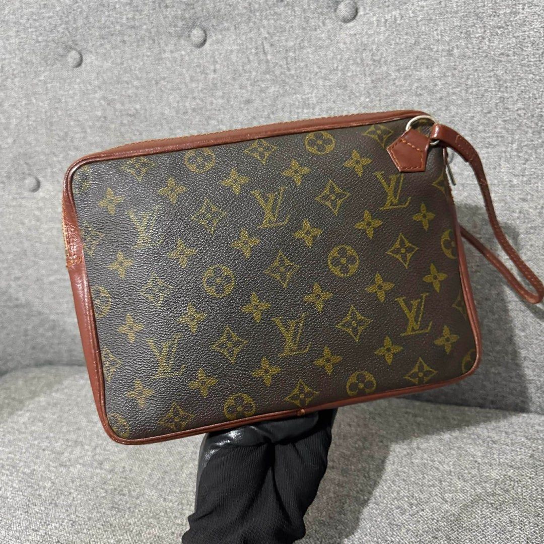 Vintage LV Clutch Bag (Category: Luxury Bags & Wallets) located in Madrid. Submitted by jhunaceee (Listing ID 1444468838, Image 1). Description: Original Vintage Bag only.