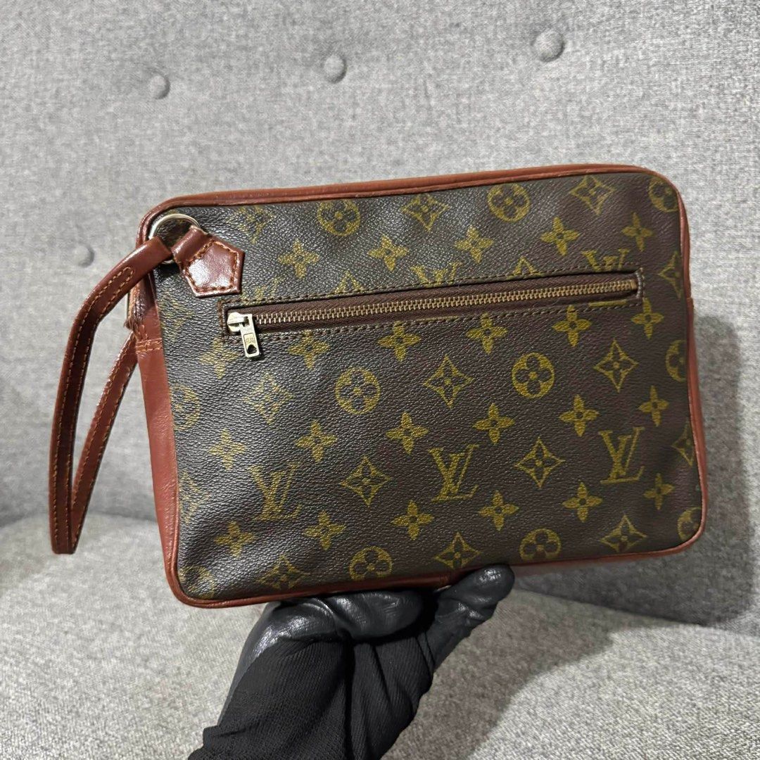 Vintage LV Clutch Bag (Category: Luxury Bags & Wallets) located in Madrid. Submitted by jhunaceee (Listing ID 1444468838, Image 2). Description: Original Vintage Bag only.