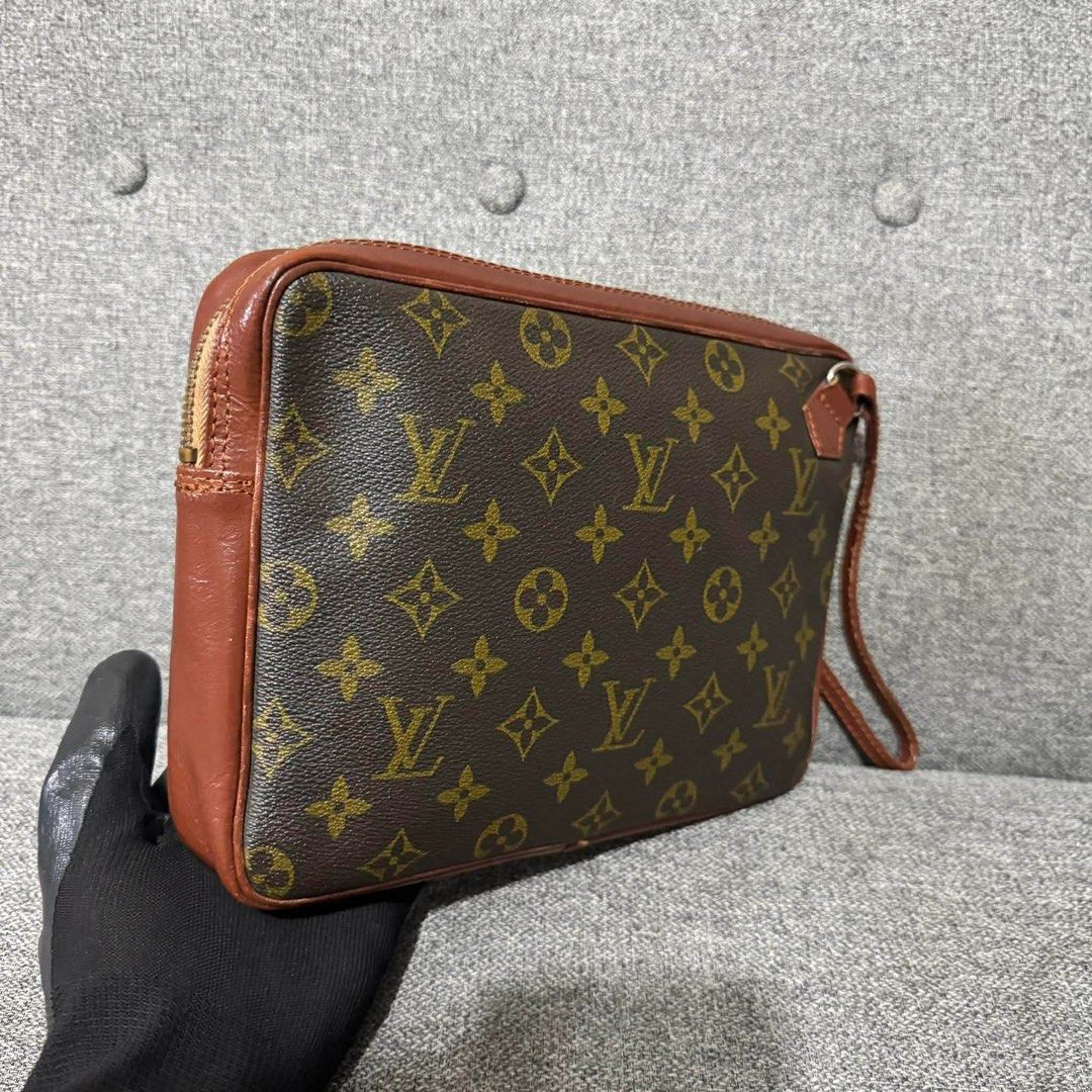 Vintage LV Clutch Bag (Category: Luxury Bags & Wallets) located in Madrid. Submitted by jhunaceee (Listing ID 1444468838, Image 3). Description: Original Vintage Bag only.
