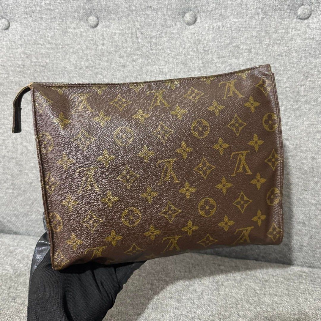 Vintage LV Clutch Bag (Category: Luxury Bags & Wallets) located in Madrid. Submitted by jhunaceee (Listing ID 1444469131, Image 2). Description: 💯 Original Sign of use Vintage Bag only.