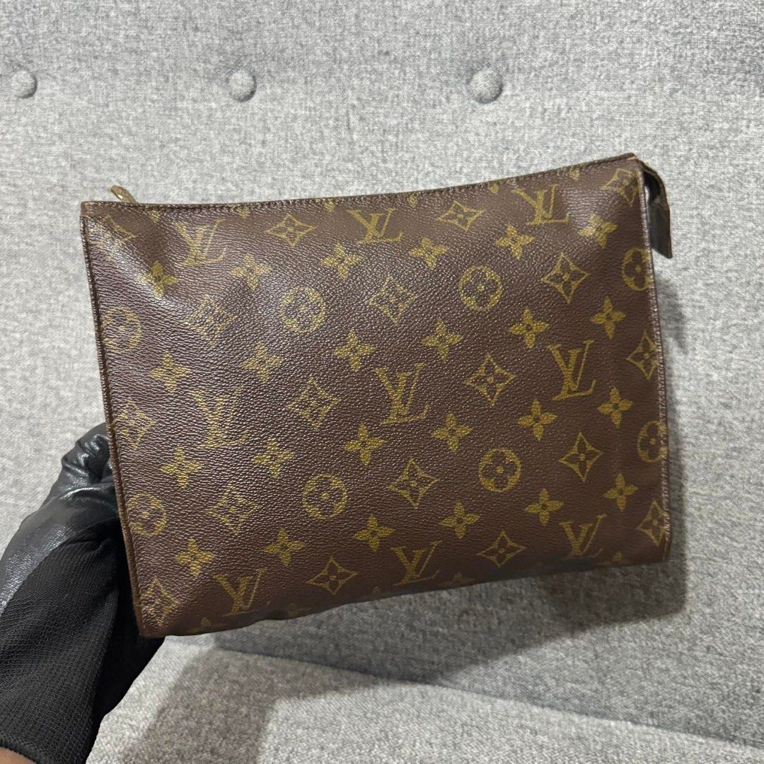 Vintage LV Clutch Bag (Category: Luxury Bags & Wallets) located in Madrid. Submitted by jhunaceee (Listing ID 1444469131, Image 1). Description: 💯 Original Sign of use Vintage Bag only.
