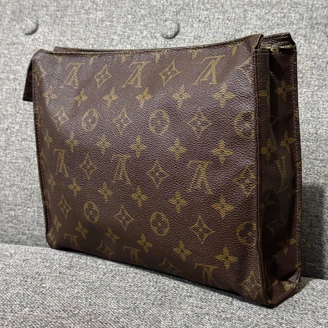 Vintage LV Clutch Bag (Category: Luxury Bags & Wallets) located in Madrid. Submitted by jhunaceee (Listing ID 1444469131, Image 3). Description: 💯 Original Sign of use Vintage Bag only.