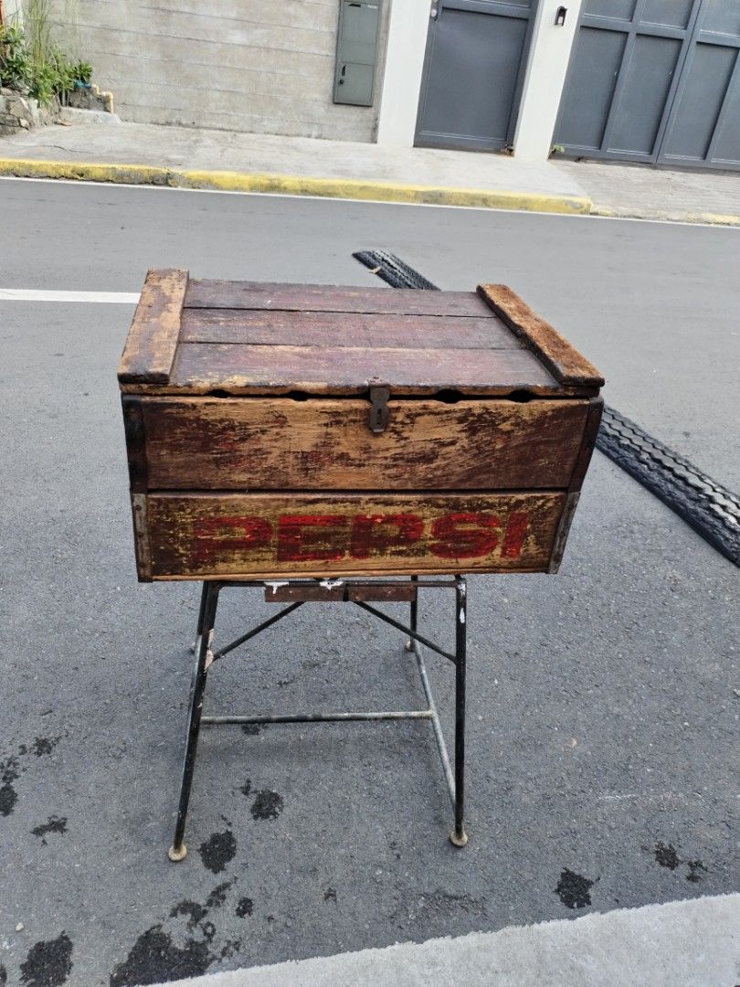 vintage pepsi crate created as a tool box (Category: Vintage Collectibles) located in Mandaluyong City. Submitted by katkat888kit (Listing ID 1444315089, Image 1). Description: vintage pepsi crate created as a tool box 2000 only can be used as accent for marketing lay out.