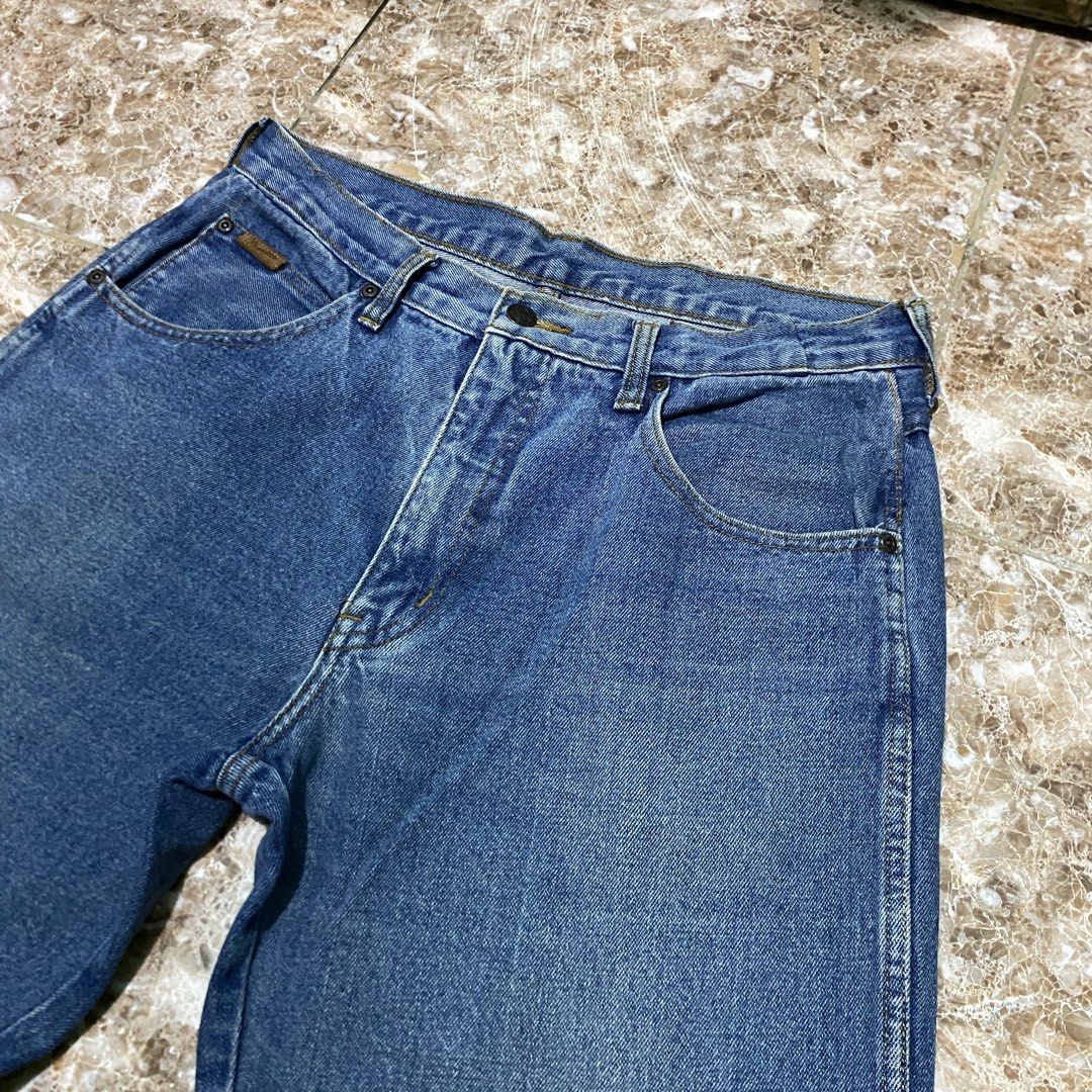 Vintage Wrangler Jeans Blue Stonewashed ( 32 ) (Category: Jeans) located in Manila. Submitted by purewater-72a3 (Listing ID 1444314896, Image 3). Description: DONE PRE-WASHED ‼️ NO ISSUES ‼️ EXCELLENT CONDITION ‼️ 9.3 / 10 COLOR RATE ‼️ W - 32 L - 38 THIGH - 11 HEM -9.