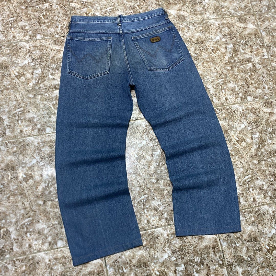 Vintage Wrangler Jeans Blue Stonewashed ( 32 ) (Category: Jeans) located in Manila. Submitted by purewater-72a3 (Listing ID 1444314896, Image 2). Description: DONE PRE-WASHED ‼️ NO ISSUES ‼️ EXCELLENT CONDITION ‼️ 9.3 / 10 COLOR RATE ‼️ W - 32 L - 38 THIGH - 11 HEM -9.