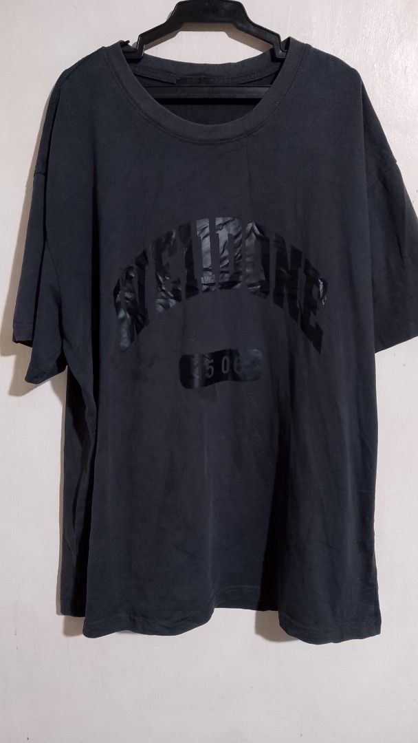 WE11DONE Black Graphic T-Shirt (Category: Tshirts & Polo Shirts ) located in Caloocan City. Submitted by llanderiankent (Listing ID 1444409793, Image 1). Description: - Brand: WET11DONE - Color: Black - Style: Graphic Tee - Origin: Made in Korea - Material: 100% Pure Wool - Occasion: Casual Wear - Features: Bold front graphic print - Condition: Please check photos for detailed condition. - Boxy Type .