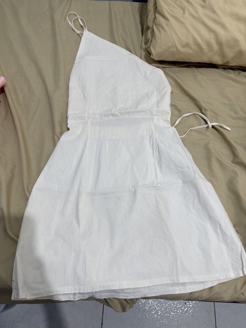 White Linen One Shoulder Dress (Category: Dresses) located in Quezon City. Submitted by beafinds (Listing ID 1444357358, Image 1). Description: - above the knees - used once.
