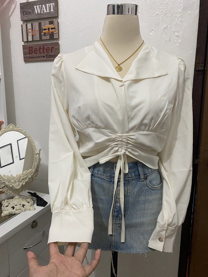 White Long Sleeve Ruched Crop Top Blouse (Category: Longsleeves) located in Manila. Submitted by ligaya14.vanilla (Listing ID 1444487916, Image 2). Description: Best fits to Med. if S-M body frame ka ganyan fit tulad sa Mannequin. Ganda sya in person pwede tanggalin yung pag ka ruched nya para elegant tignan sinuot ko to once sa Job interview and bagay sya sa mga office wear. Yung back nya is pa smocked so stretchy pa sya gang Semi Large.
