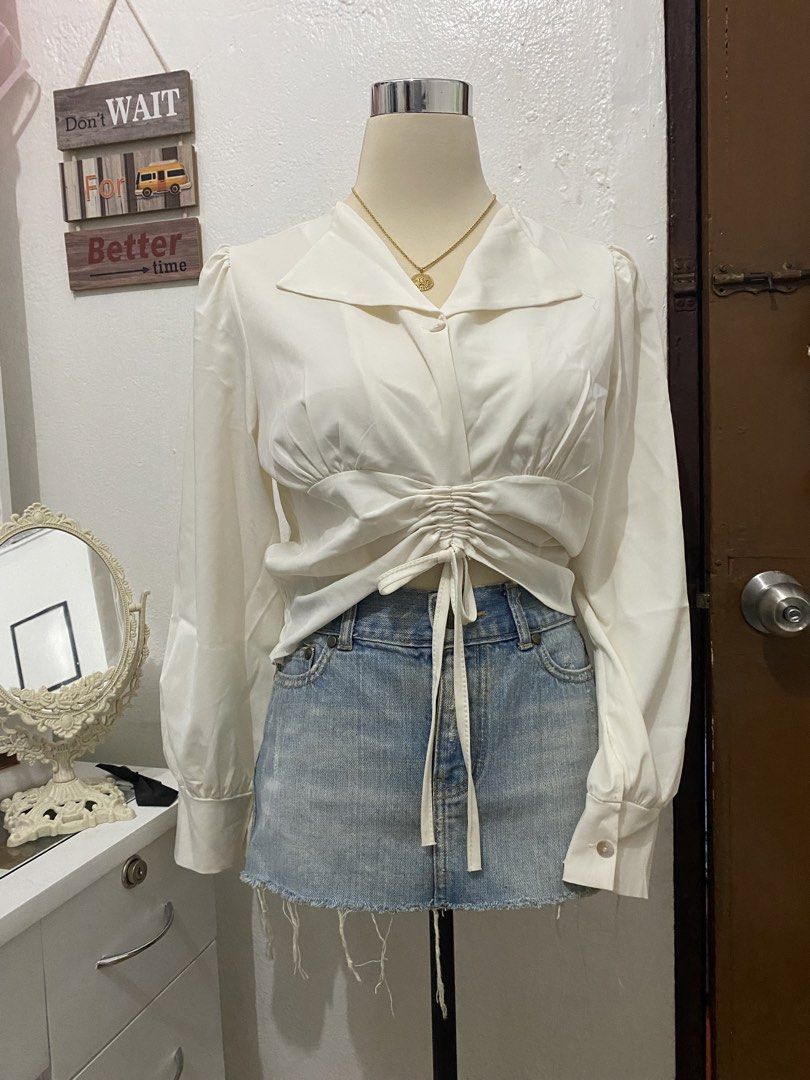 White Long Sleeve Ruched Crop Top Blouse (Category: Longsleeves) located in Manila. Submitted by ligaya14.vanilla (Listing ID 1444487916, Image 1). Description: Best fits to Med. if S-M body frame ka ganyan fit tulad sa Mannequin. Ganda sya in person pwede tanggalin yung pag ka ruched nya para elegant tignan sinuot ko to once sa Job interview and bagay sya sa mga office wear. Yung back nya is pa smocked so stretchy pa sya gang Semi Large.