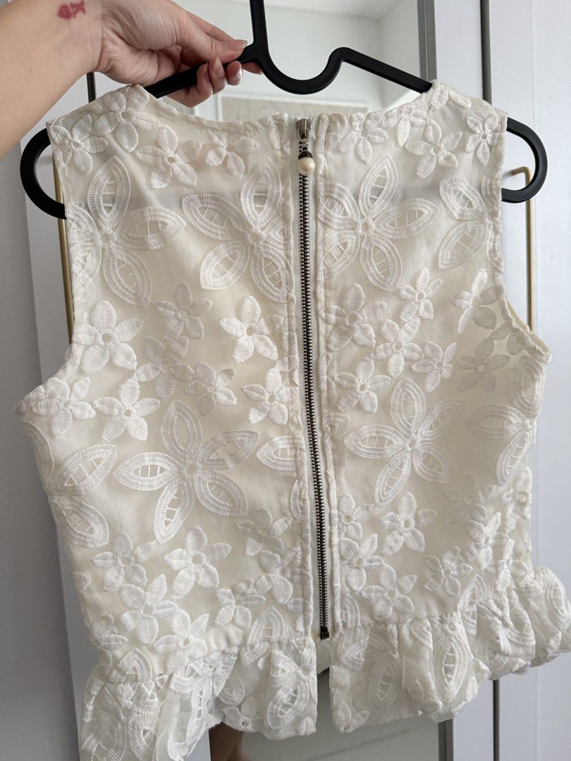 White Sleeveless Top with embroidered flowers (Category: Blouses) located in Taguig. Submitted by kaiteano (Listing ID 1444322062, Image 2). Description: Last price posted. .