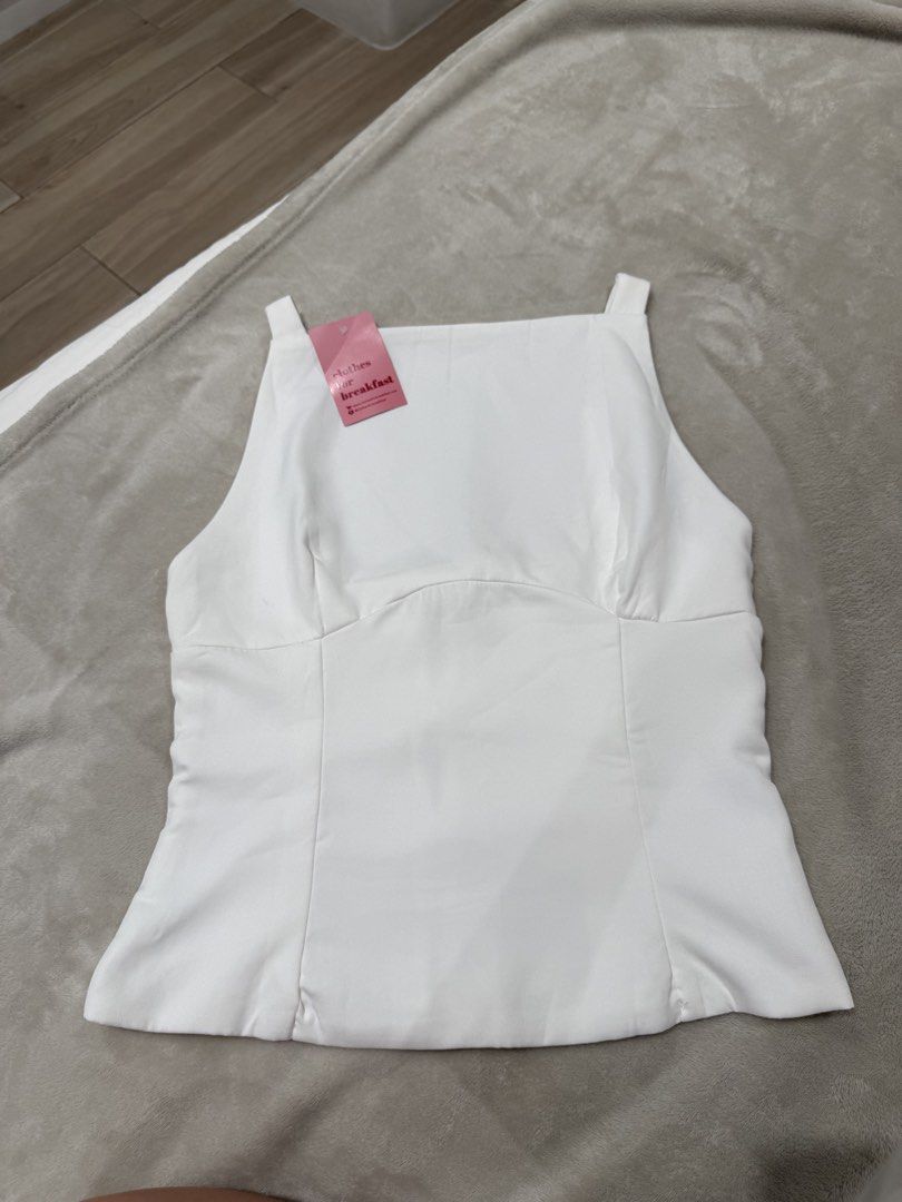 White Square Neck Tank Top (Category: Sleeveless) located in San Juan City. Submitted by eunicezcloset (Listing ID 1444450153, Image 1). Description: - White tank top - Square neckline - Three small bow details on the back - rfs: doesnt fit.