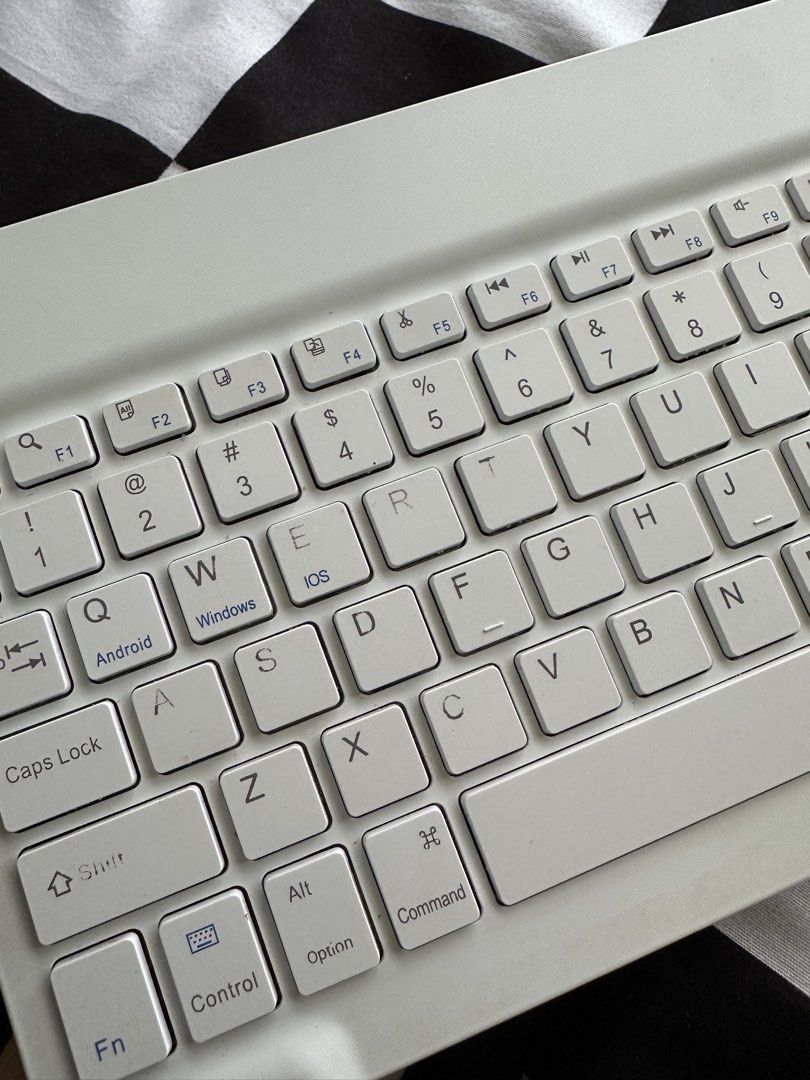 White Wireless Bluetooth Keyboard484571946135726082