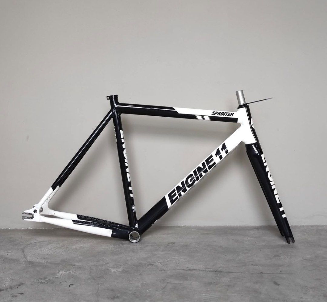 white engine 11 sprinter (Category: Bicycles) located in Singapore. Submitted by pisang.bikes (Listing ID 1444454949, Image 1). Description: Do your research before offering me Condi 9.5/10 No cracks no dents Size 52 .