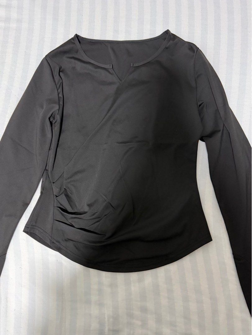 Yoga Long Sleeves Top (Category: Activewear) located in Davao. Submitted by billytings (Listing ID 1444467627, Image 1). Description: Size: XL Color: Black See chart for size‼️ With thumb sleeves .