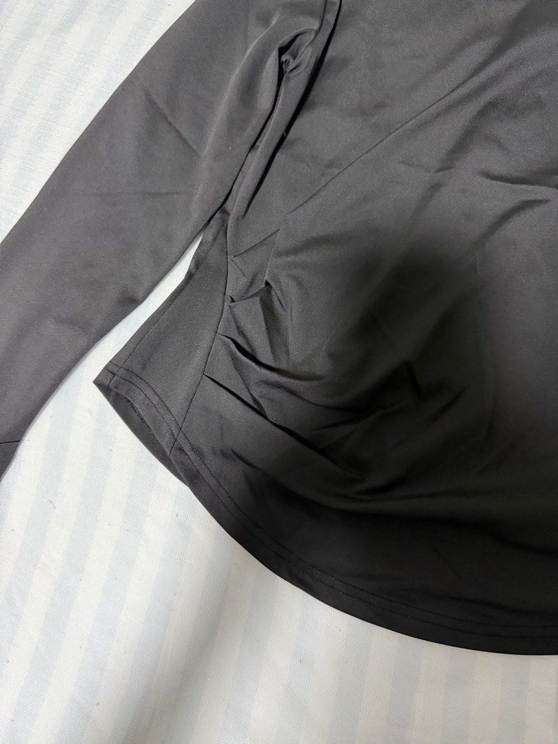 Yoga Long Sleeves Top (Category: Activewear) located in Davao. Submitted by billytings (Listing ID 1444467627, Image 2). Description: Size: XL Color: Black See chart for size‼️ With thumb sleeves .