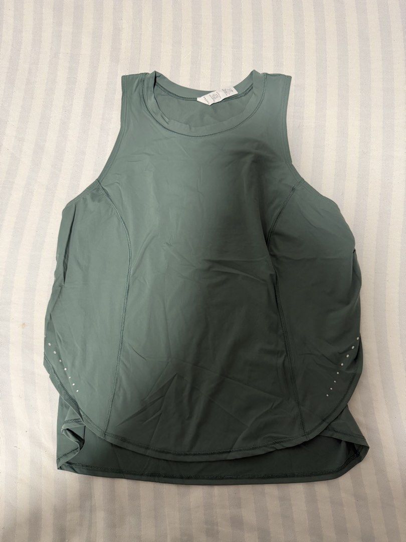 Air Active Yoga Top Moisture-Cool Fabric (Category: Activewear) located in Davao. Submitted by billytings (Listing ID 1444464956, Image 2). Description: Brand: Air Active Size 6 - Bust 84cm, Hem 84cm, Length 53cm Color: Forest Green See chart for size‼️ Bought on the 🍊 app! PERFECT FOR YOGA 🧘🏻‍♀️ .