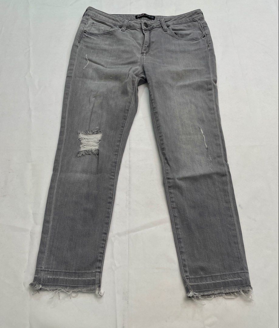 Zara Black Denim Jeans Pants (Category: Jeans) located in Makati City. Submitted by pepperstoremerch (Listing ID 1444458776, Image 1). Description: Zara Black Denim Jeans Pants Size 40 EUR Denim Preloved, good condition Please see pictures D0064.