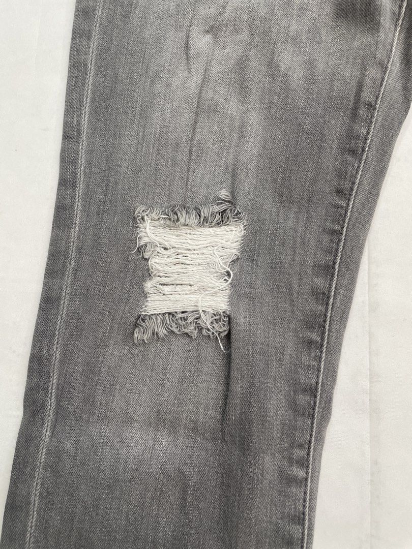 Zara Black Denim Jeans Pants (Category: Jeans) located in Makati City. Submitted by pepperstoremerch (Listing ID 1444458776, Image 2). Description: Zara Black Denim Jeans Pants Size 40 EUR Denim Preloved, good condition Please see pictures D0064.