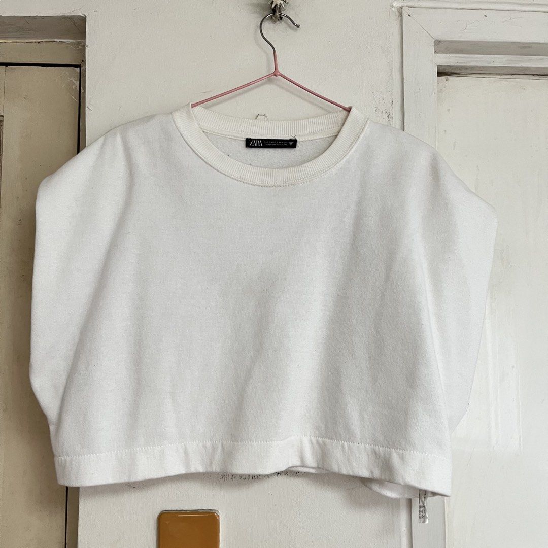 Zara boxy crop top (Category: Shirts) located in Cainta. Submitted by shopxox_ (Listing ID 1436619829, Image 2). Description: .