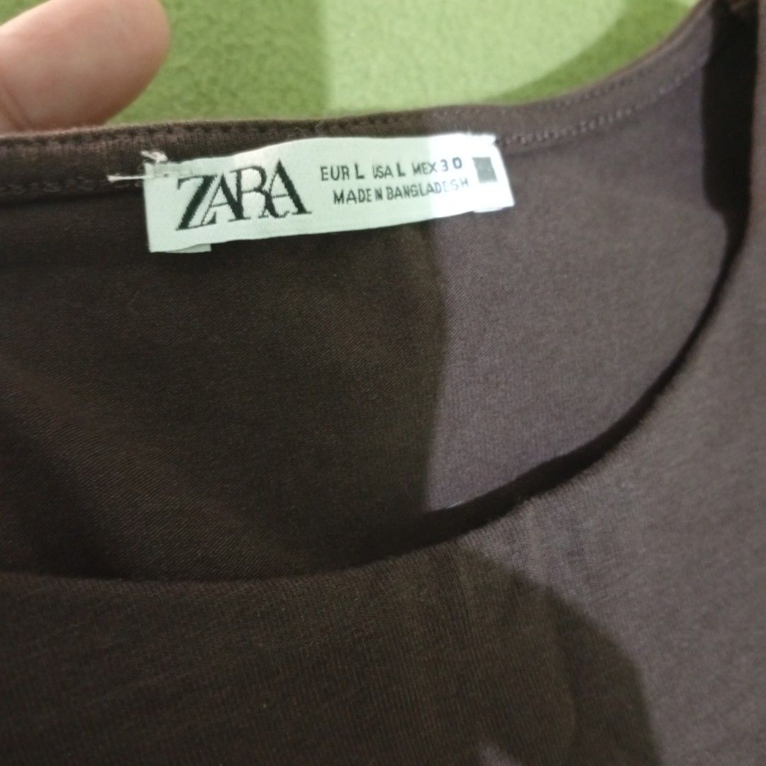 ZARA Brown Sleeveless Cropped Top (Category: Sleeveless) located in San Fernando. Submitted by kristhriftshop13 (Listing ID 1444441729, Image 2). Description: - Brown cropped top from ZARA - Sleeveless design - Size L (EUR L, USA 10, MEX 10) - Made in Bangladesh - Simple and versatile wardrobe staple.