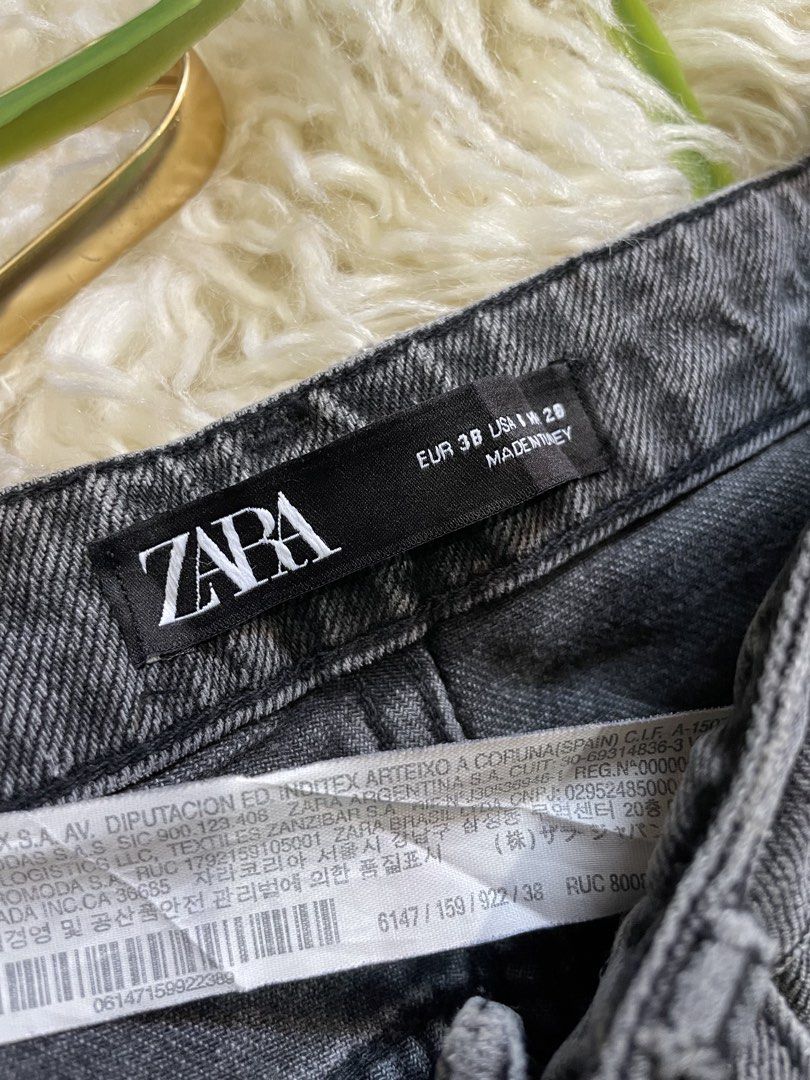 ZARA Grey balloon Fit Jeans (Category: Jeans) located in Catmon. Submitted by menchyyong97407 (Listing ID 1444310103, Image 3). Description: - Zara Grey Baggy Fit Jeans - High Waisted with Pleated Front Detail - Classic Five-Pocket Styling - Made in Turkey - Size: EUR 38 / US W 28 🍄z@r@ hw balloon 🍄excellent 🍄w: 29-30 l: 37.5 .