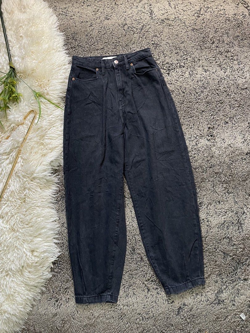 ZARA The 90s Balloon Jeans Shadow Black (Category: Jeans) located in Catmon. Submitted by menchyyong97407 (Listing ID 1444310778, Image 1). Description: - ZARA The 90s Balloon Jeans - Color: Shadow Black - Size: EUR 34 / US 2 / MEX 24 - Fit: Relaxed, balloon style - Perfect for a casual look - Made in Tunisia 🍄z@r@ hw balloon 🍄excellent 🍄w: 29-30 l: 37.5 .