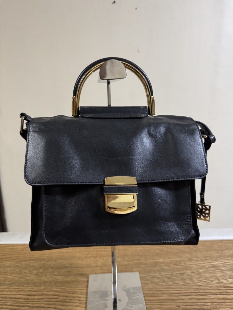 2 way bag (Category: Cross-body Bags) located in Cainta. Submitted by simoun19 (Listing ID 1444623659, Image 1). Description: Gold top handle With sling strap Leather .
