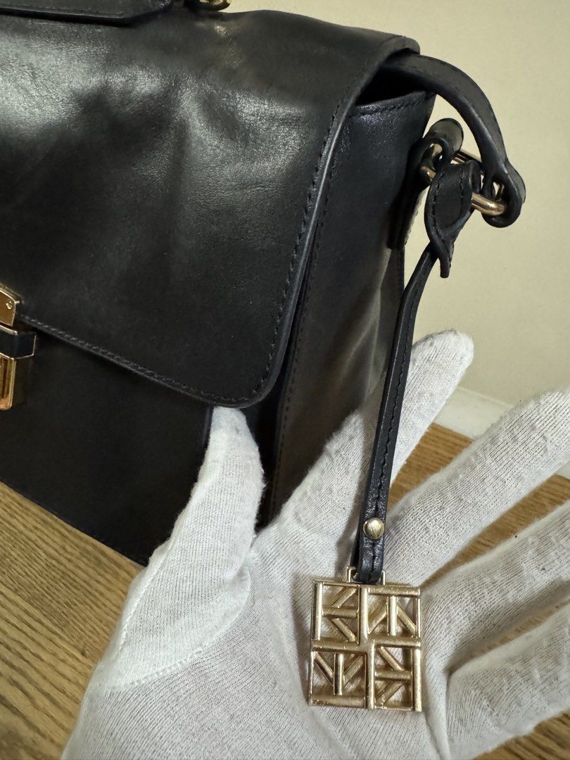 2 way bag (Category: Cross-body Bags) located in Cainta. Submitted by simoun19 (Listing ID 1444623659, Image 2). Description: Gold top handle With sling strap Leather .