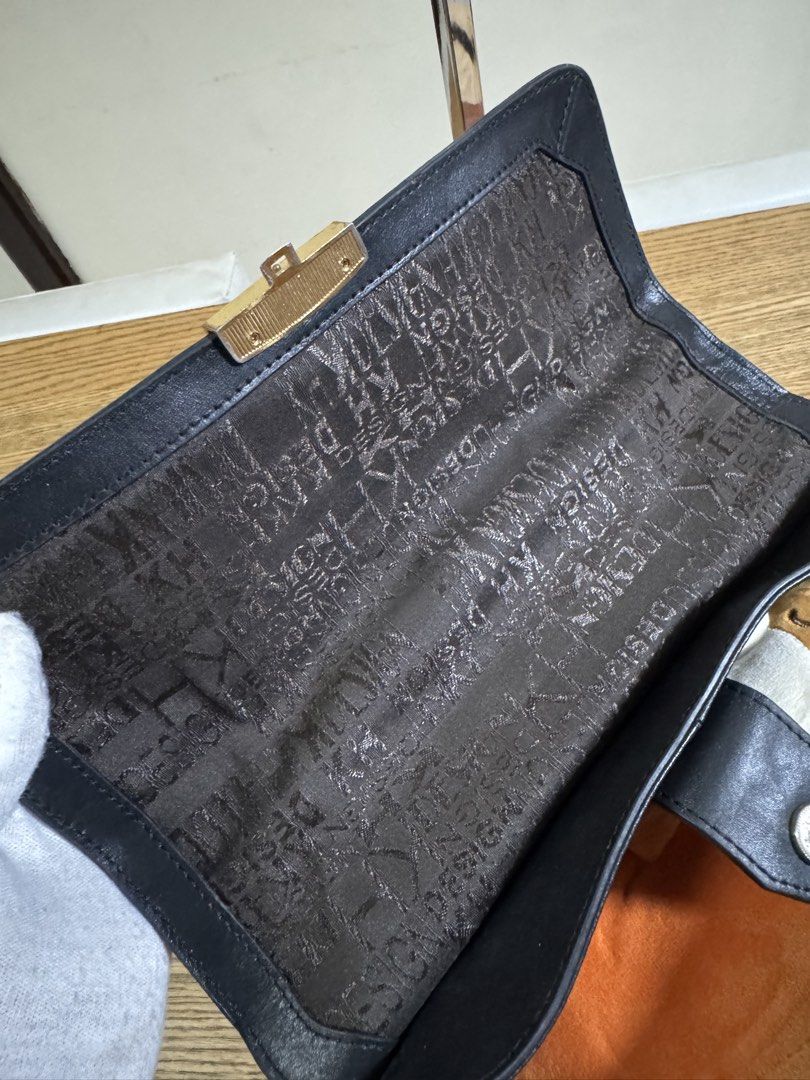 2 way bag (Category: Cross-body Bags) located in Cainta. Submitted by simoun19 (Listing ID 1444623659, Image 3). Description: Gold top handle With sling strap Leather .