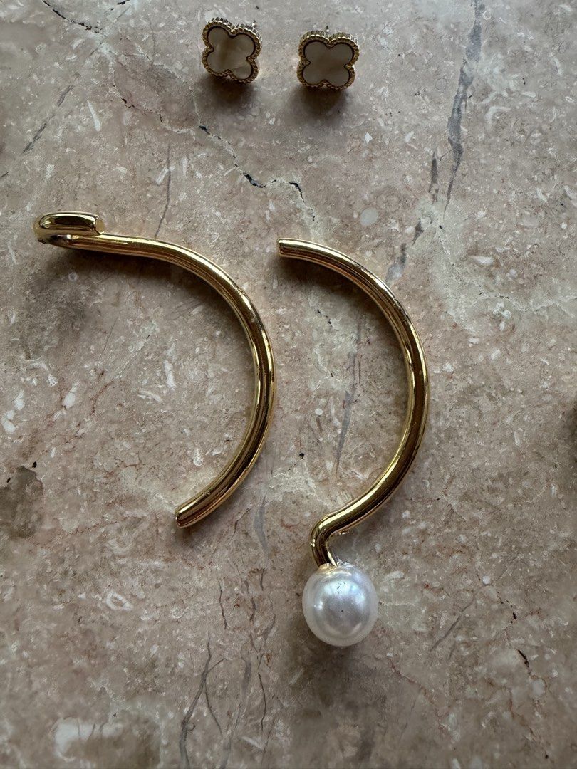 Accessories Bundle (Category: Earrings) located in Quezon City. Submitted by tidyup.lara (Listing ID 1444497831, Image 2). Description: Buy all in photo for PHP 100 Condition 8/10: used but in good condition, flaws seen in photos.