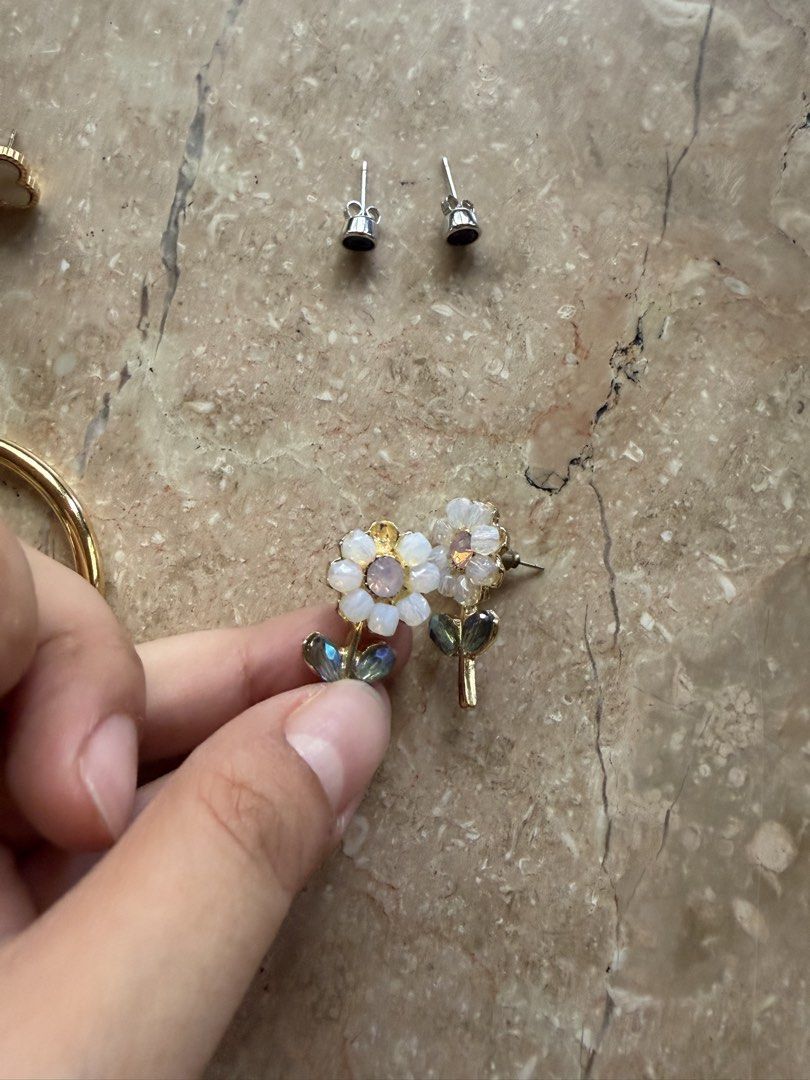 Accessories Bundle (Category: Earrings) located in Quezon City. Submitted by tidyup.lara (Listing ID 1444497831, Image 3). Description: Buy all in photo for PHP 100 Condition 8/10: used but in good condition, flaws seen in photos.
