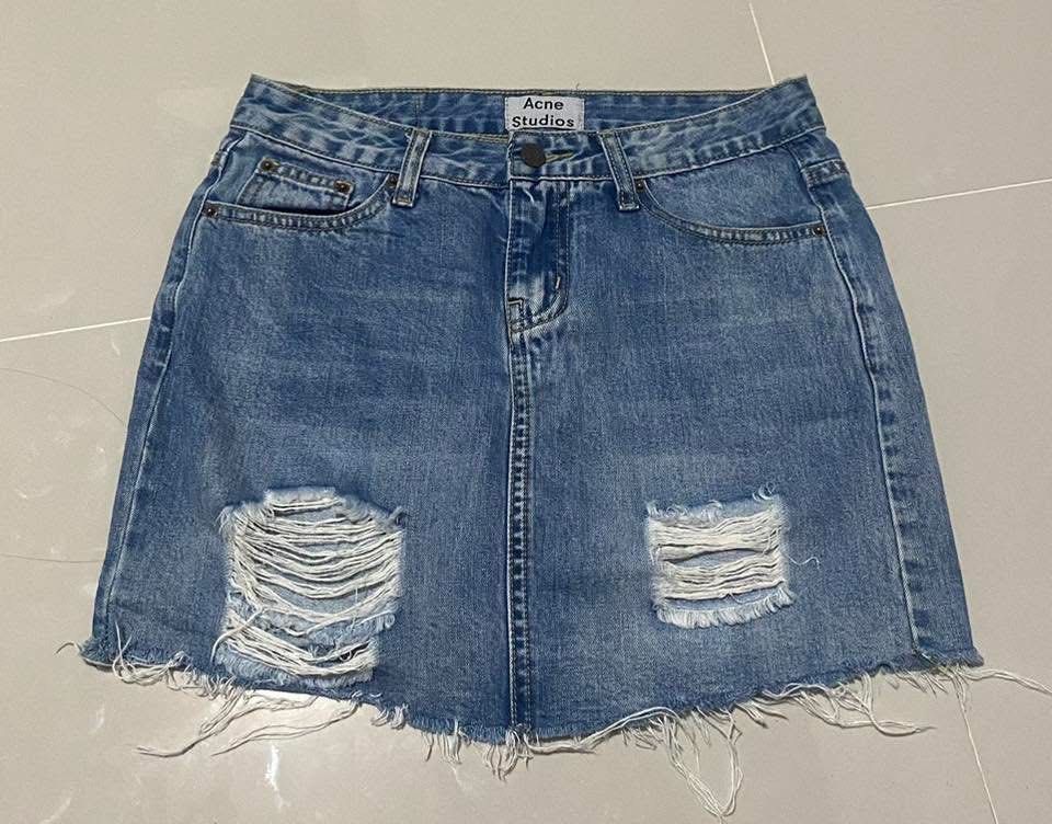 ACNE STUDIOS DISTRESSED MINI SKIRT (Category: Skirts) located in Davao. Submitted by ronz31 (Listing ID 1444636025, Image 3). Description: PTPA/FS ACNE STUDIOS WMN MINI SKIRT DISTRISSED BEST FIT 29/30 VGOOD CONDI 9/10 DM📩📩📩.