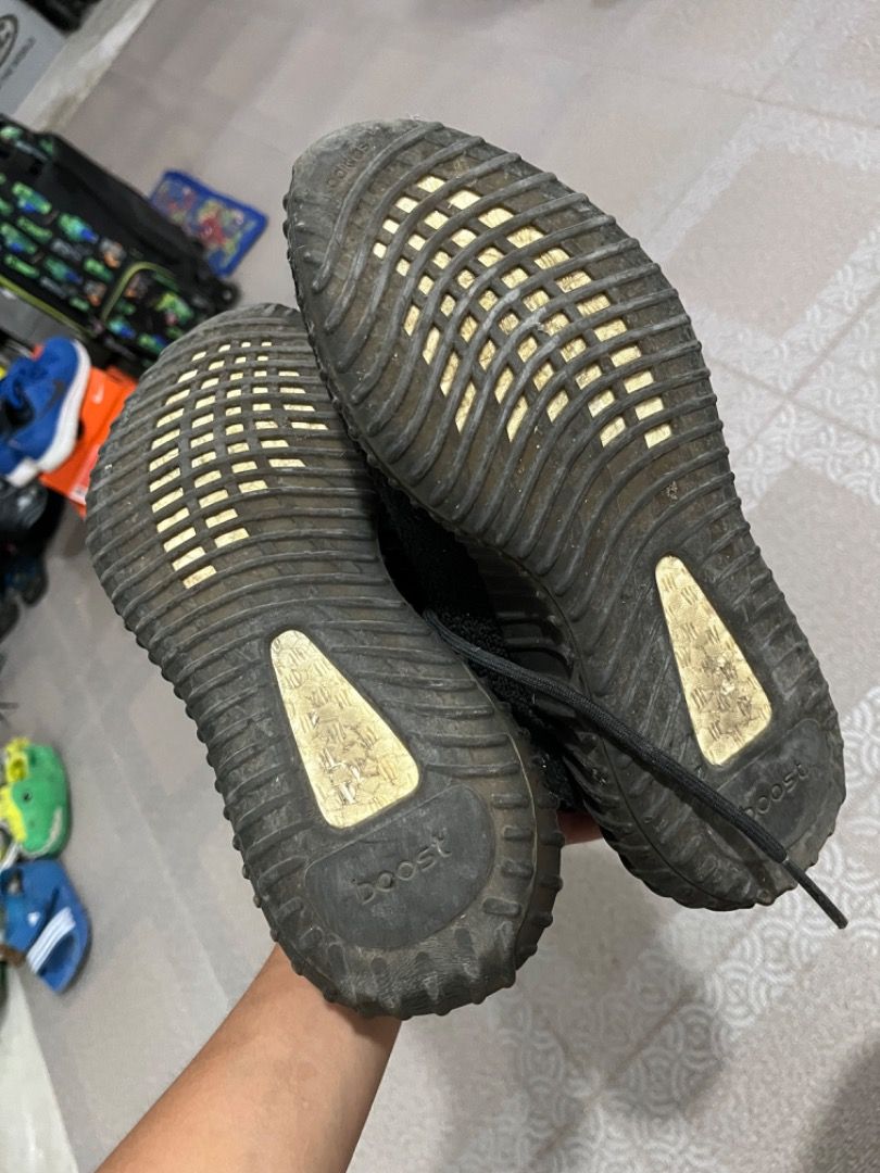 Adidas Yeezy Boost 350 V2 "Zebra" (Category: Sneakers) located in Santiago. Submitted by evrythngulove (Listing ID 1444504147, Image 2). Description: - Adidas Yeezy Boost 350 V2 - Color: Black and White knit upper - Features signature "SPLY-350" side branding - Gum sole - Pre-owned, with minor dirt on soles - Still has plenty of wear left - A classic sneaker for your collection.